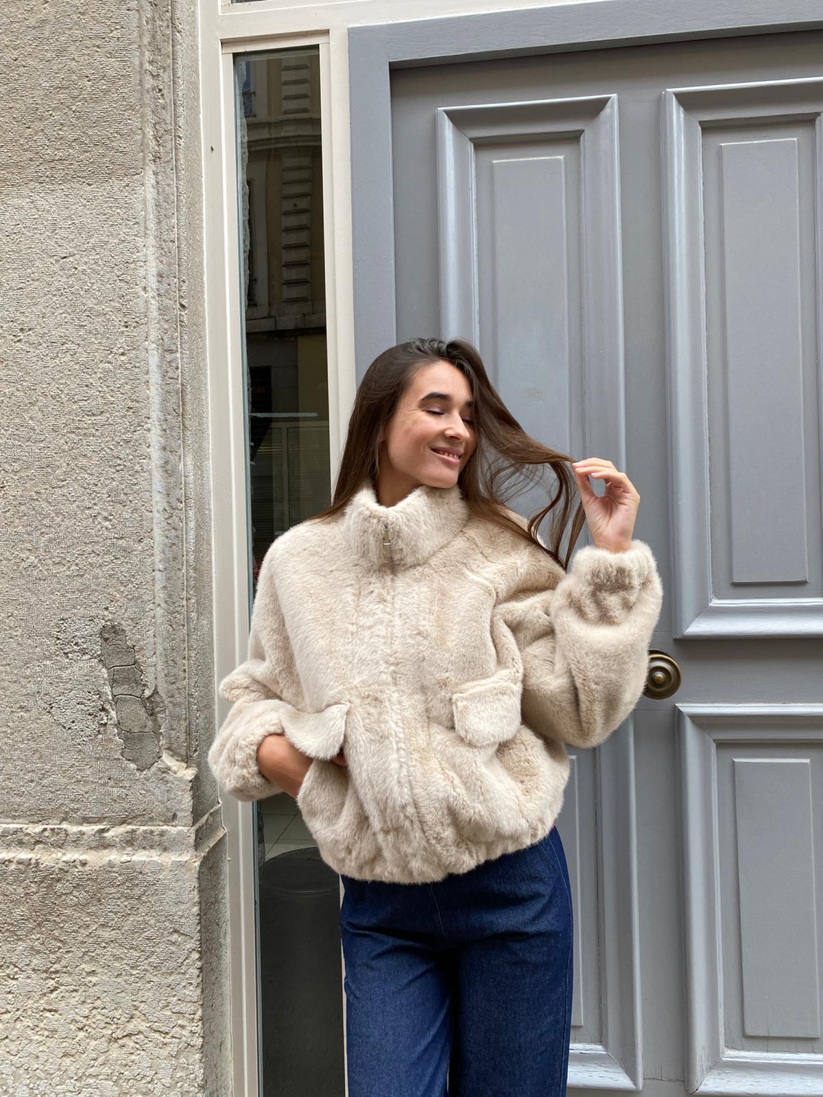 Prêt-à-porter féminin en gros chez CARLA RAFFI, grossiste à Dardilly près de Lyon