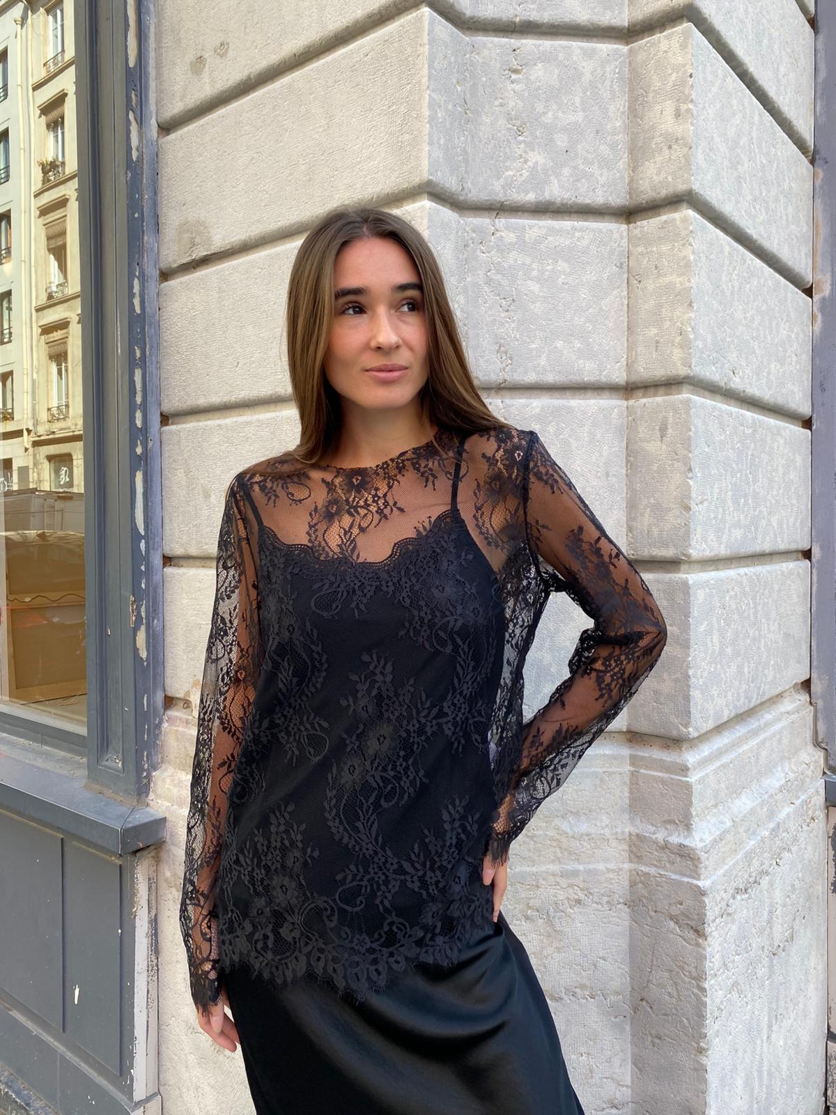 Vendeuse en live présentant une tenue de prêt-à-porter féminin CARLA RAFFI